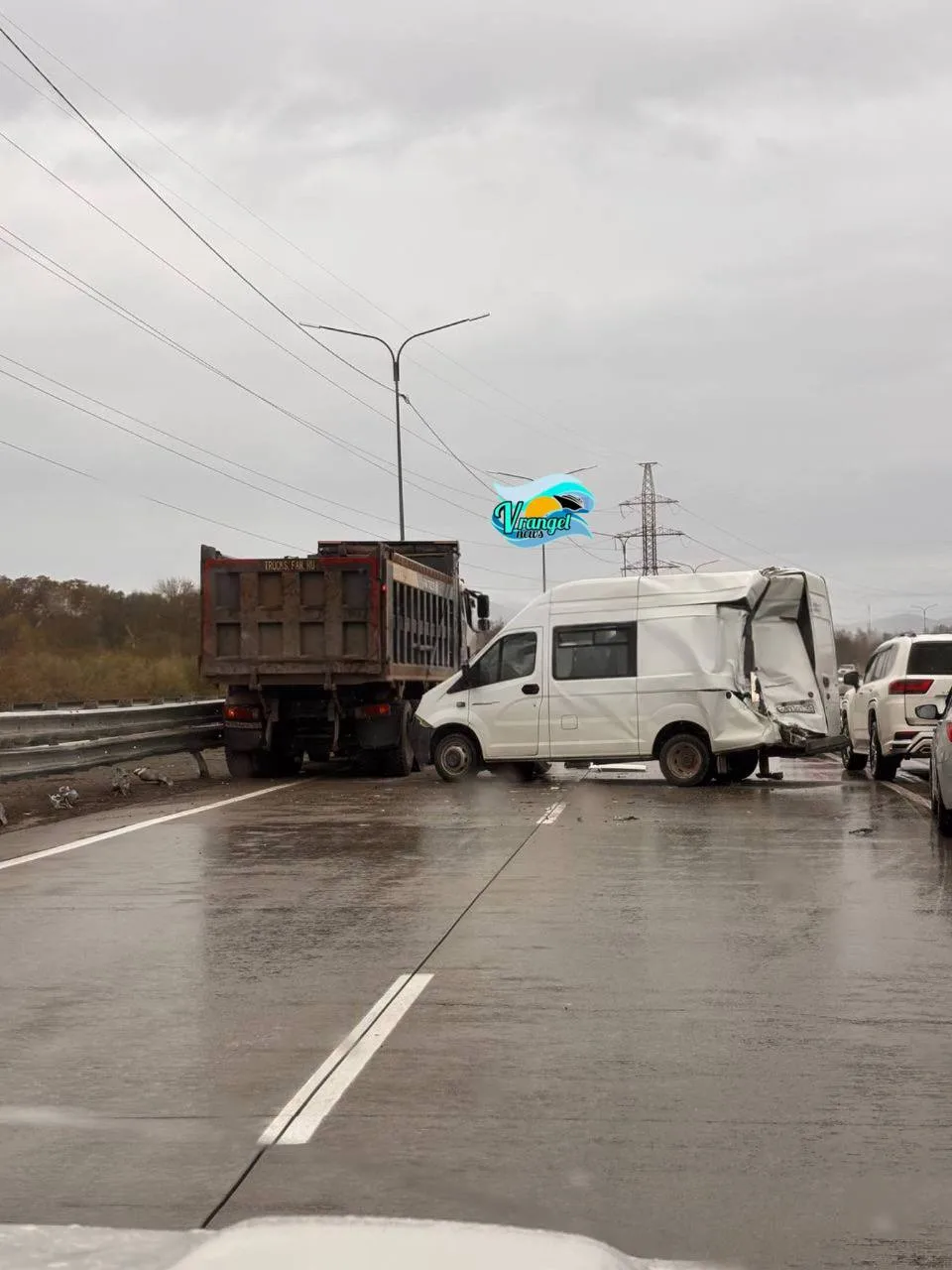 👮‍♀️На аэропортовской трассе столкнулись Газель и большегруз — дорога в сторону Находк...