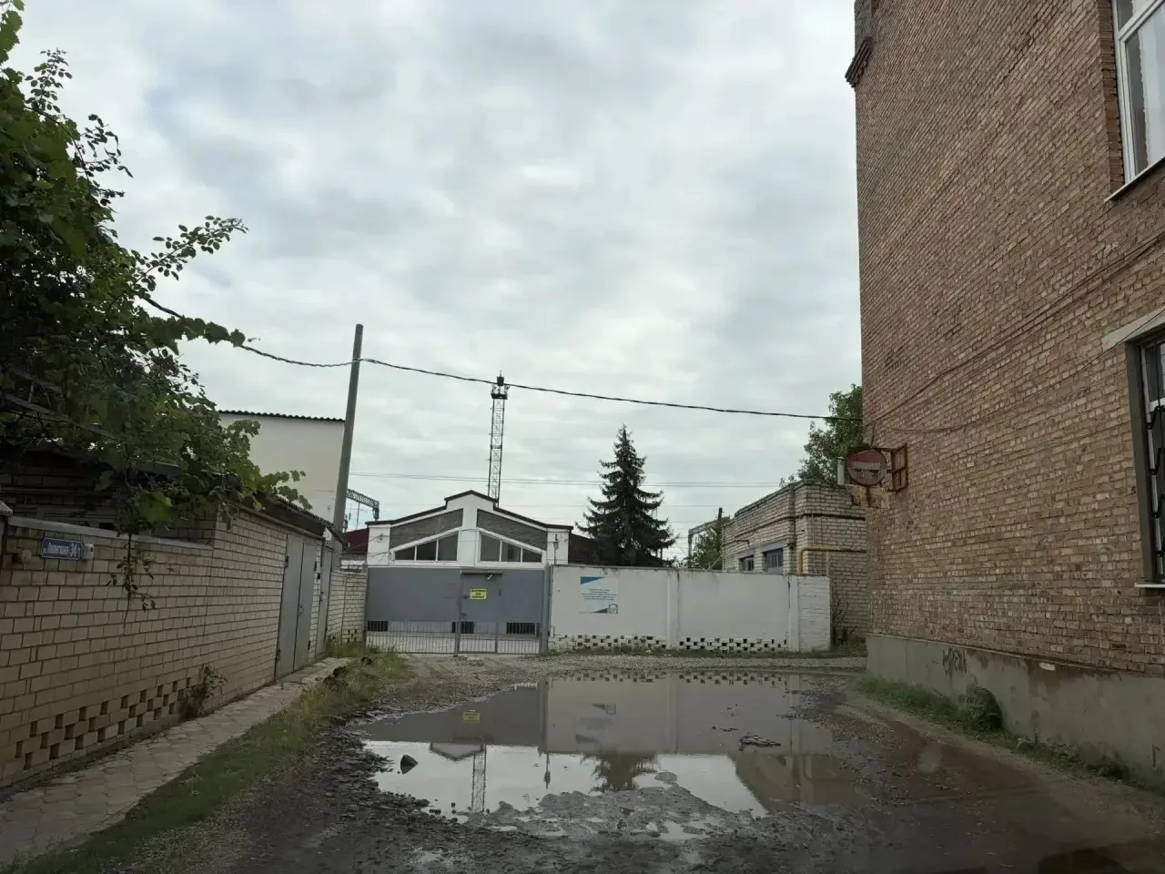 Яма находится на ул.Локомотивная, 34/1, рядом школы, жилые дома. Не ремонтируют более 10 лет... - об