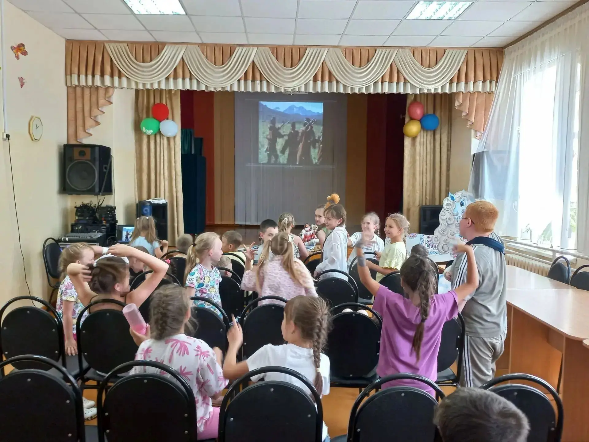 Сегодня в лагере «ДОМ» ребята посмотрели документальный фильм «Утро России начинается на Камчатке» и
