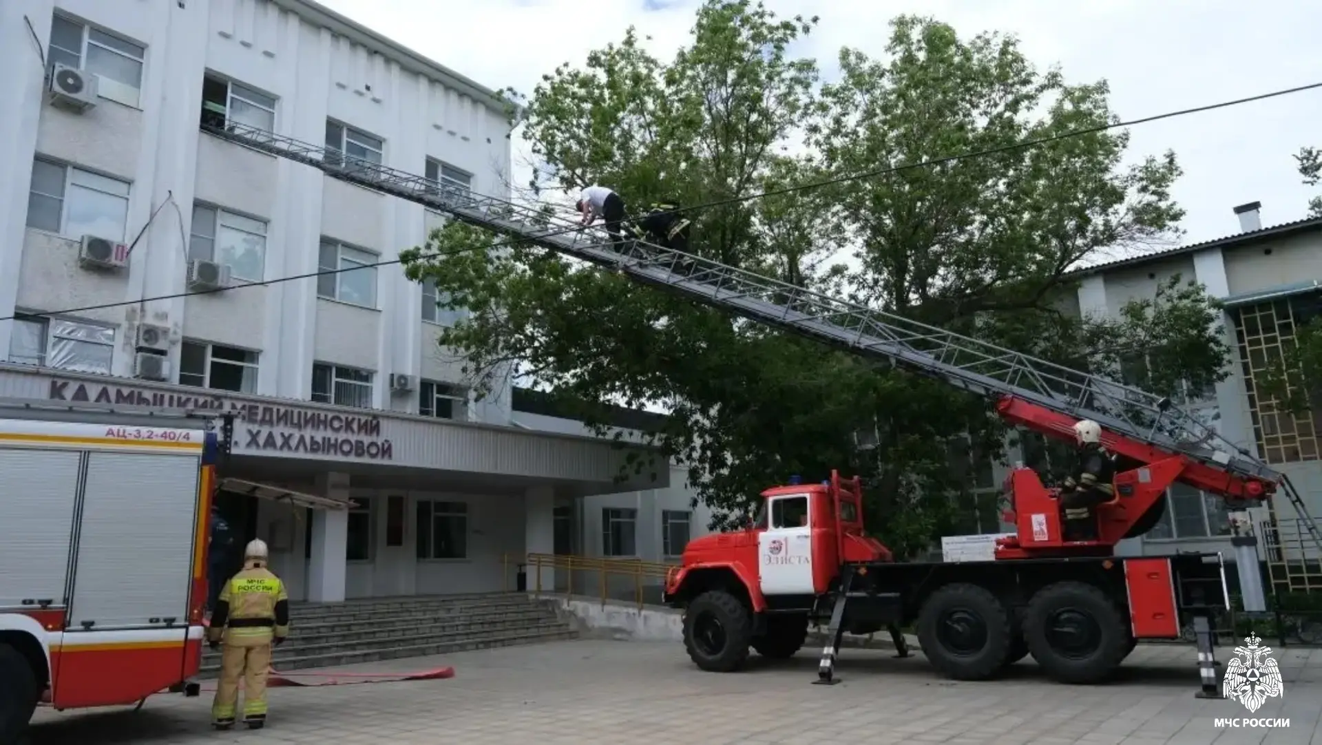 👩‍🚒Элистинские огнеборцы  провели пожарно-тактические занятия на территории Калмыцкого медицинского 