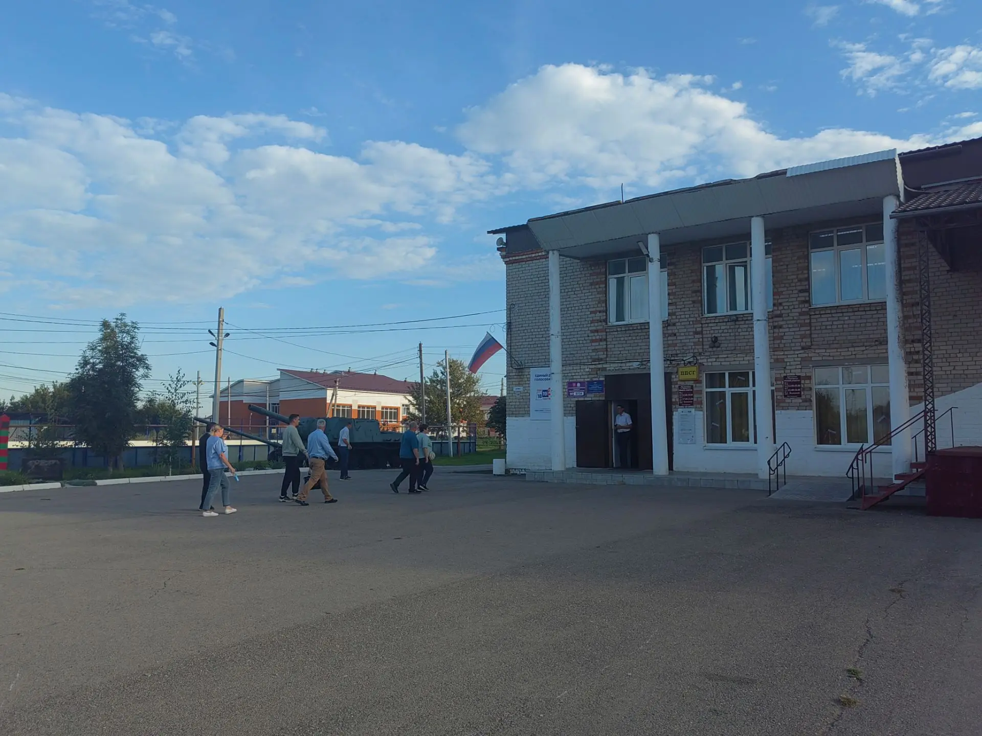Министр градостроительной политики встретилась с жителями сельского поселения Черноречь...