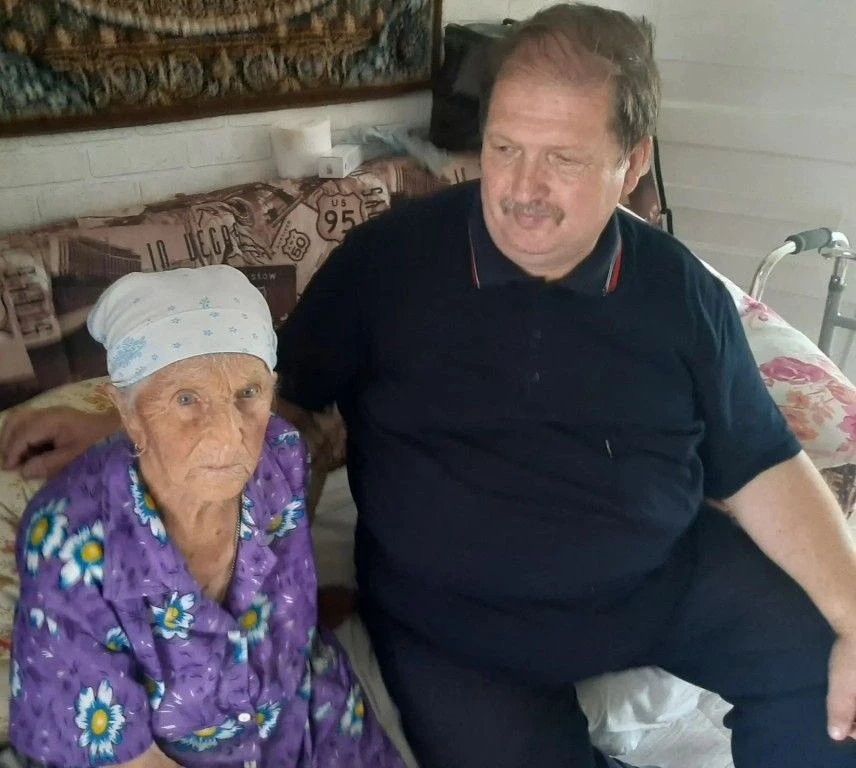 И.о.Главы администрации Русско-Ишимского сельсовета Владимир Грунчев поздравил труженицу тыла Живаев