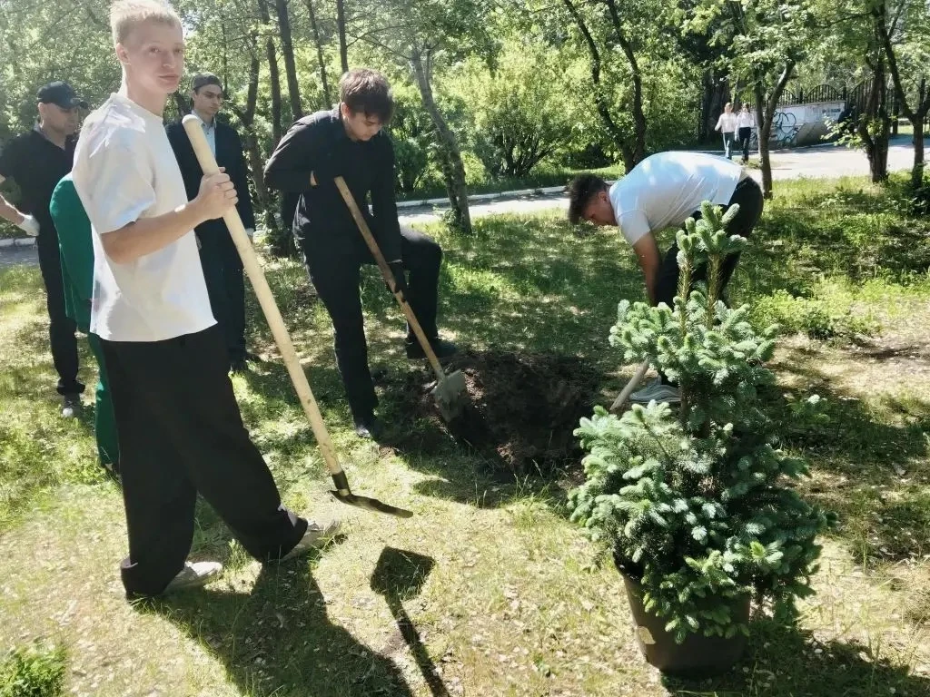 Новая глава в истории школы: 11 «Б» заложил красивую традицию! 🌲🎓  У каждого выпуска — своя история,