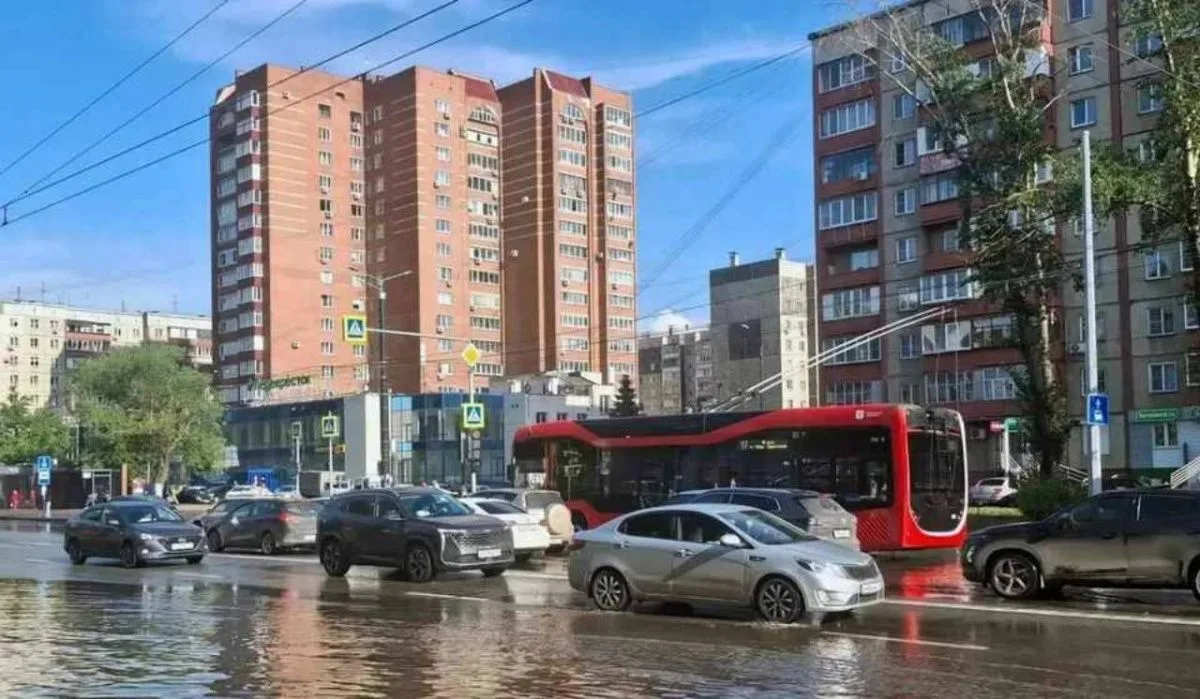 В Челябинске ежедневные дожди тормозят работы по ремонту дорог