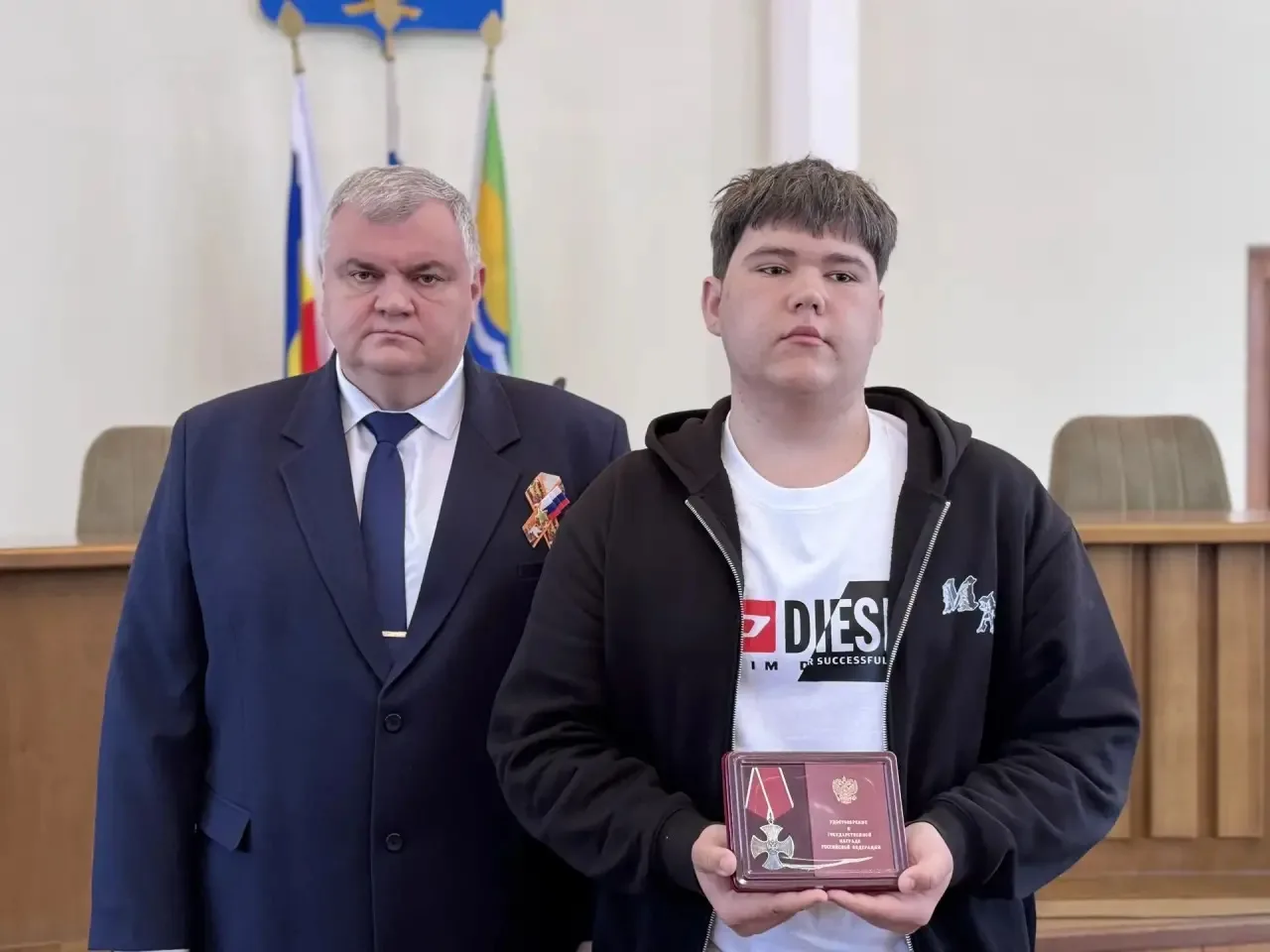 Глава Азовского района Сергей Комаров вручил ордена и медали семьям погибших героев СВО  В администр