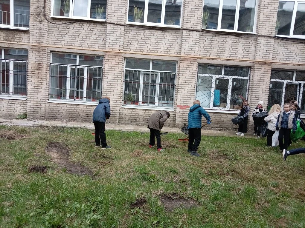 🌱🧹 Маленькие сердца — большие дела! 🧹🌱  Пока старшеклассники показывают пример, наши замечательные р