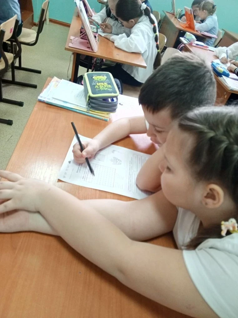 Дорогие ученики, родители и учителя! Наша неделя традиционно началась с торжественной линейки и урок