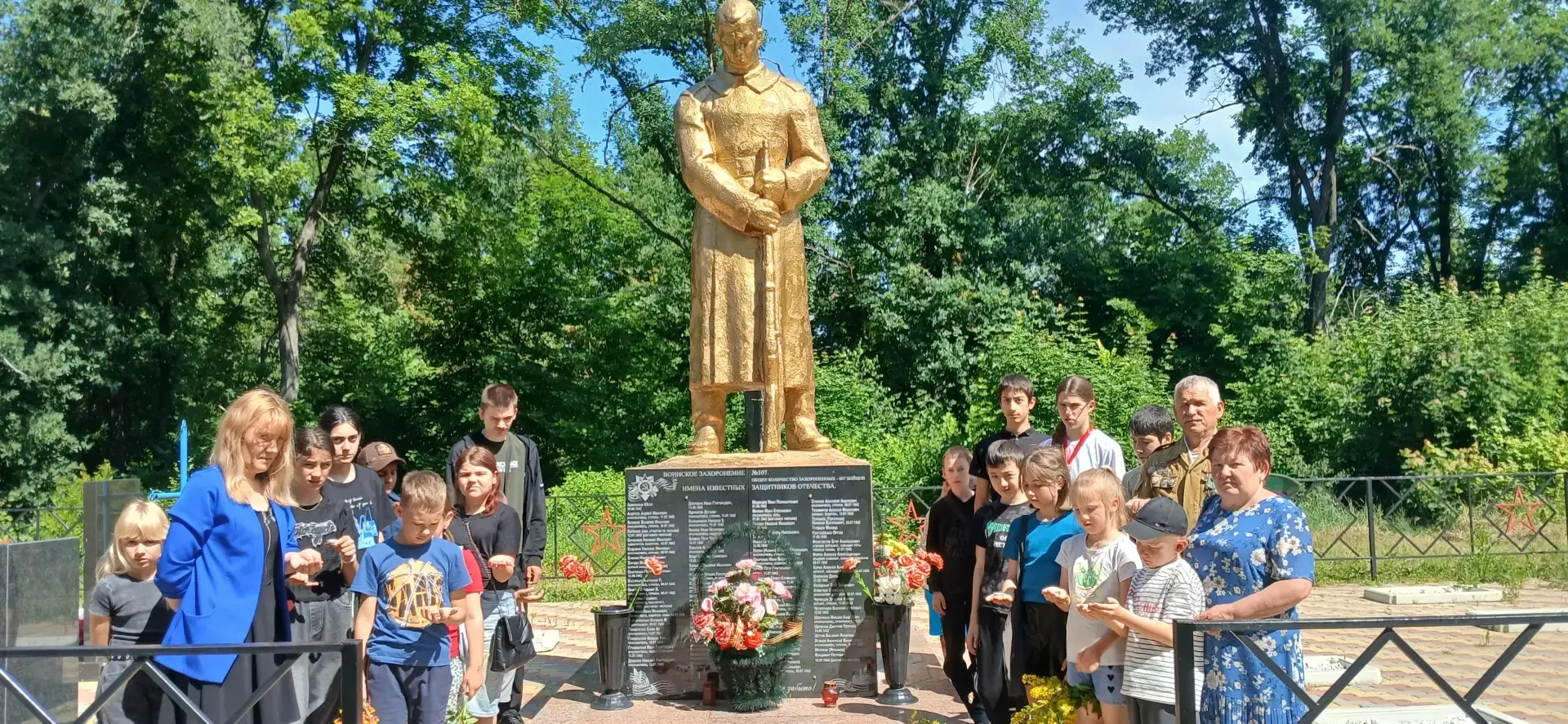 22 июня, в День памяти и скорби, наши учащиеся почтили память воинов, погибших в Великой Отечественн