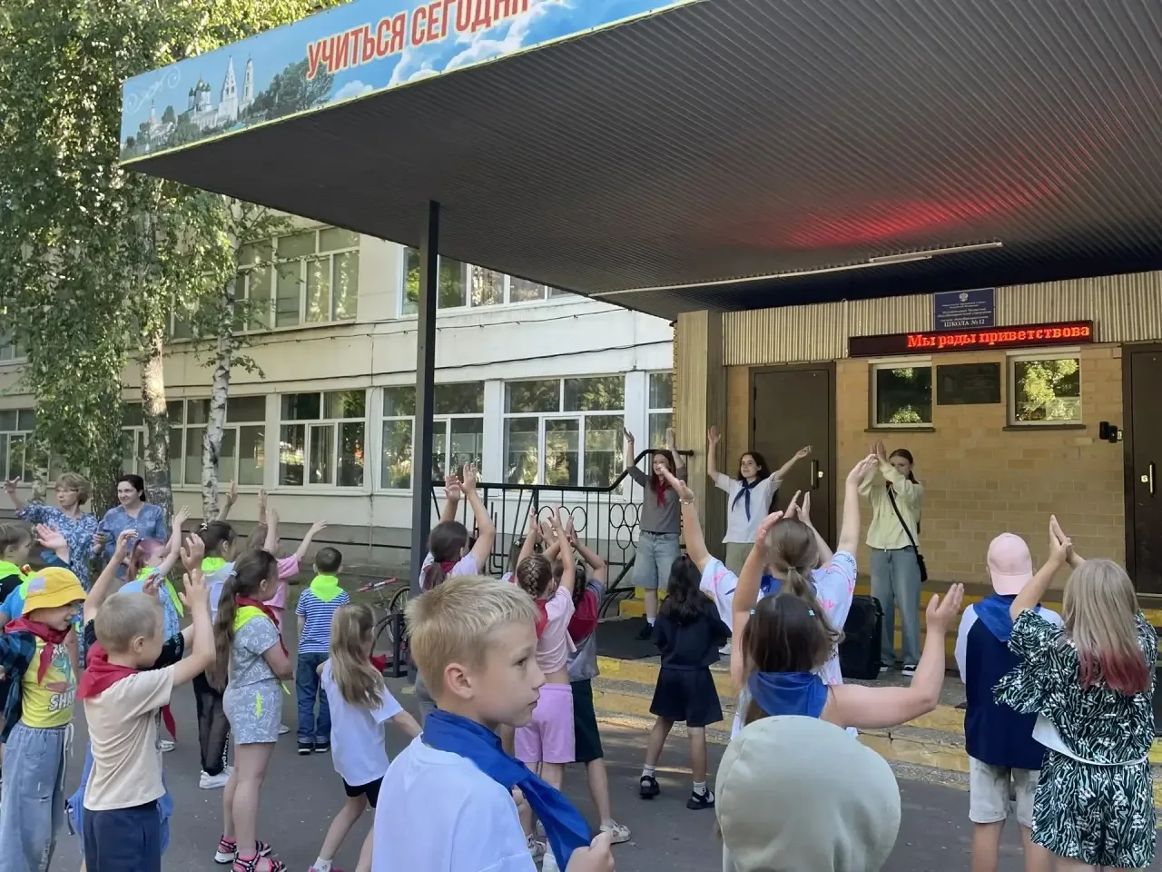 🐬 Вот и пролетела наша смена в школьном лагере «Дельфин». Последний день всегда немног...