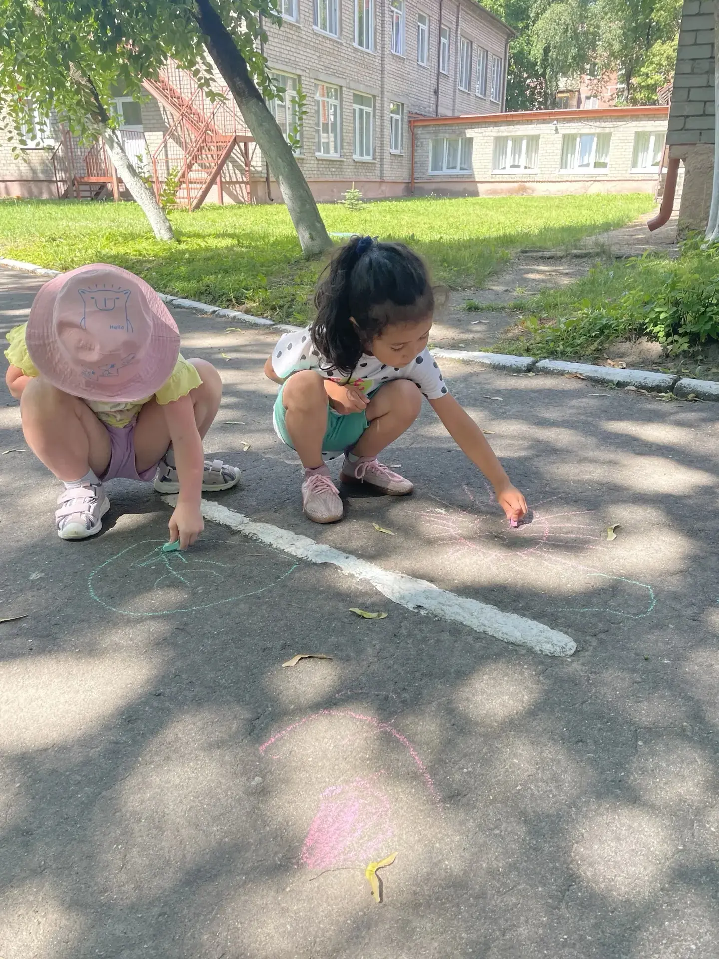 Рисуем на асфальте: мир ярких фантазий! 🎨Сегодня наш детский сад превратился в настоящую галерею по