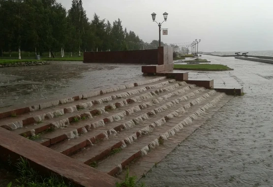 Непогода накрыла Карелию. На атмосферных фронтах циклона пришли ливни, гремели грозы. З...