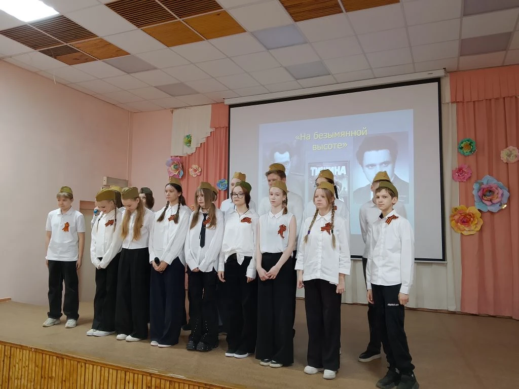 Параллель 7 классов исполняла песни о фронтовых товарищах, лирические песни, песни о чувствах бойцов