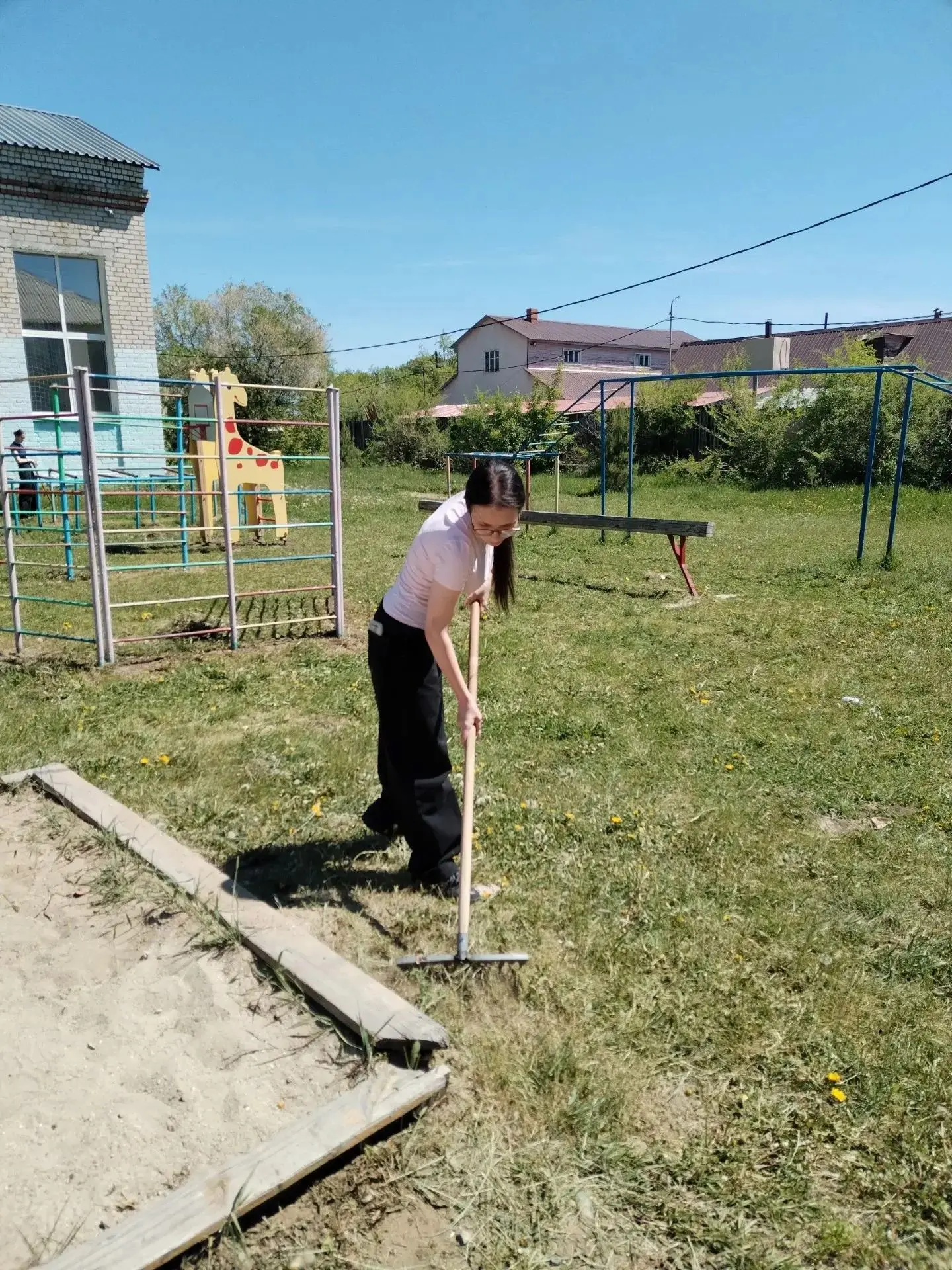 😎Летний движ в школе!
Каникулы? В школе? Да! У нас тут всё кипит! 
Наши ребята из трудового отряда 