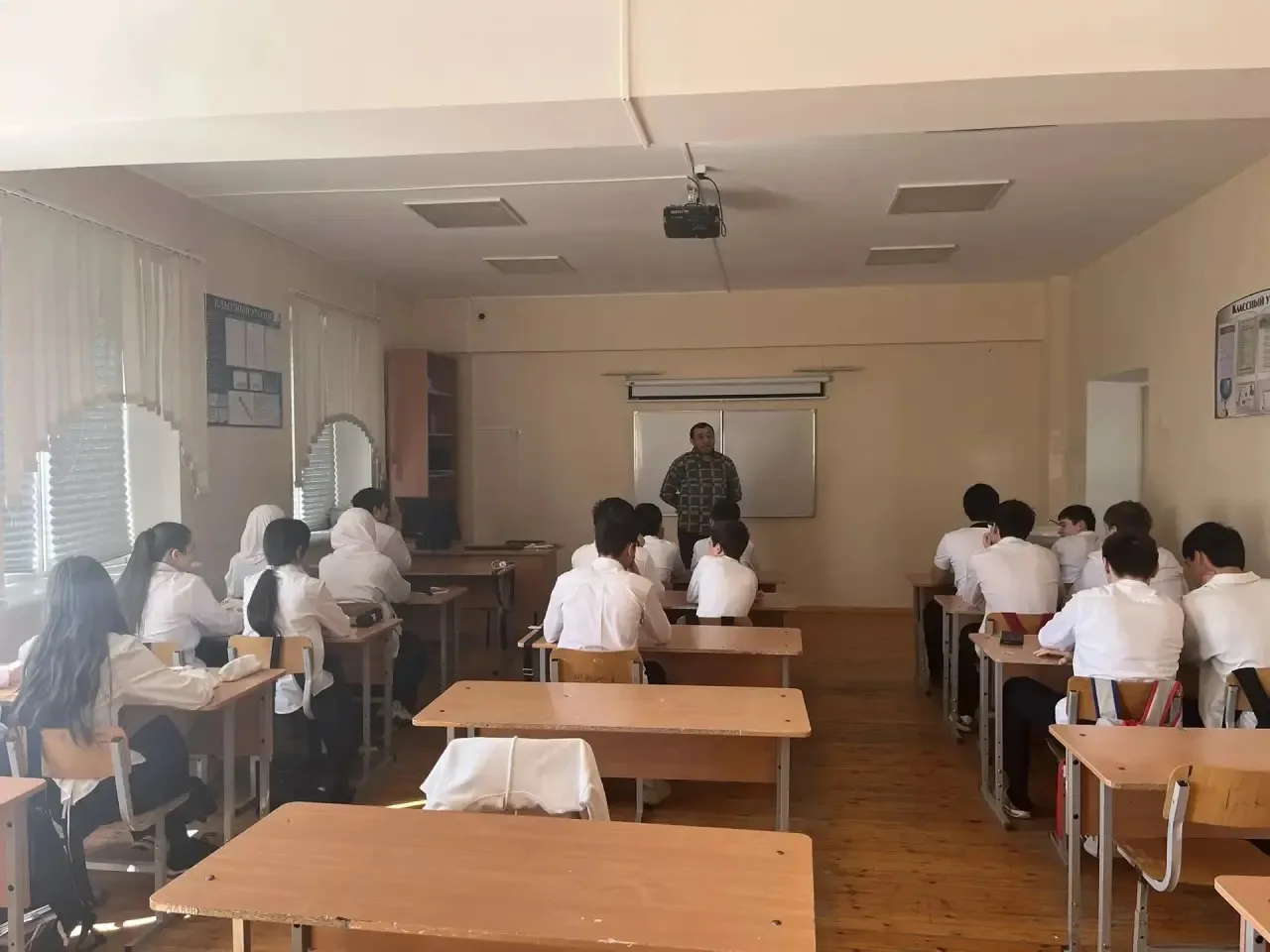 Преподаватель - организатор ОБЗР Солтанов Р.А. провел отработку алгоритма действий при вооруженном н