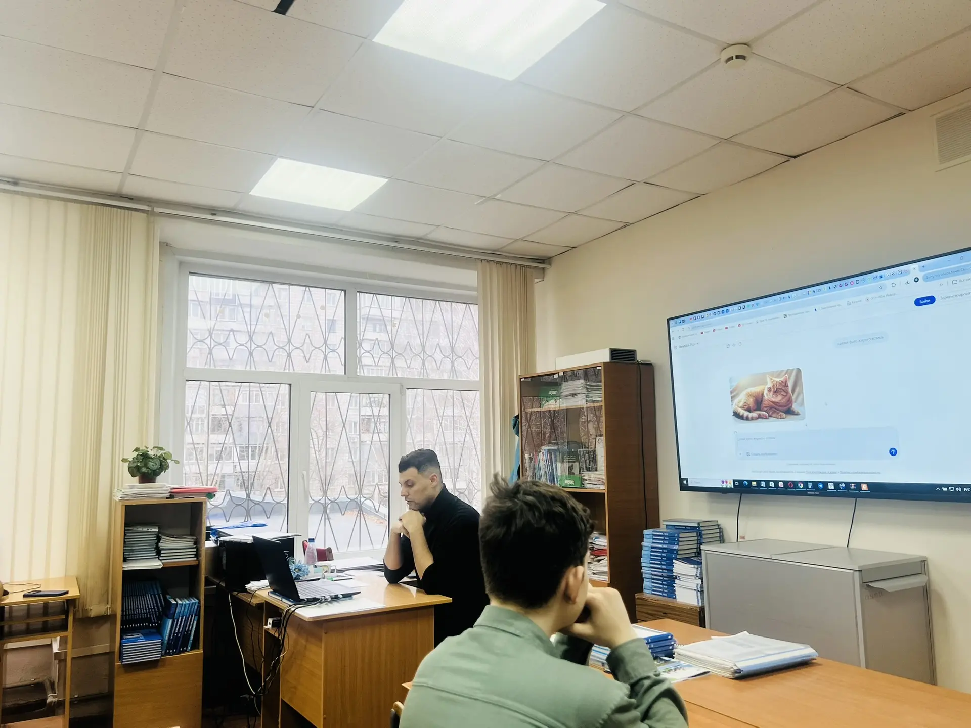 🔥 Как нейросети меняют будущее профессий? Сегодня в 10 Д классе прошёл необычный урок профориентации
