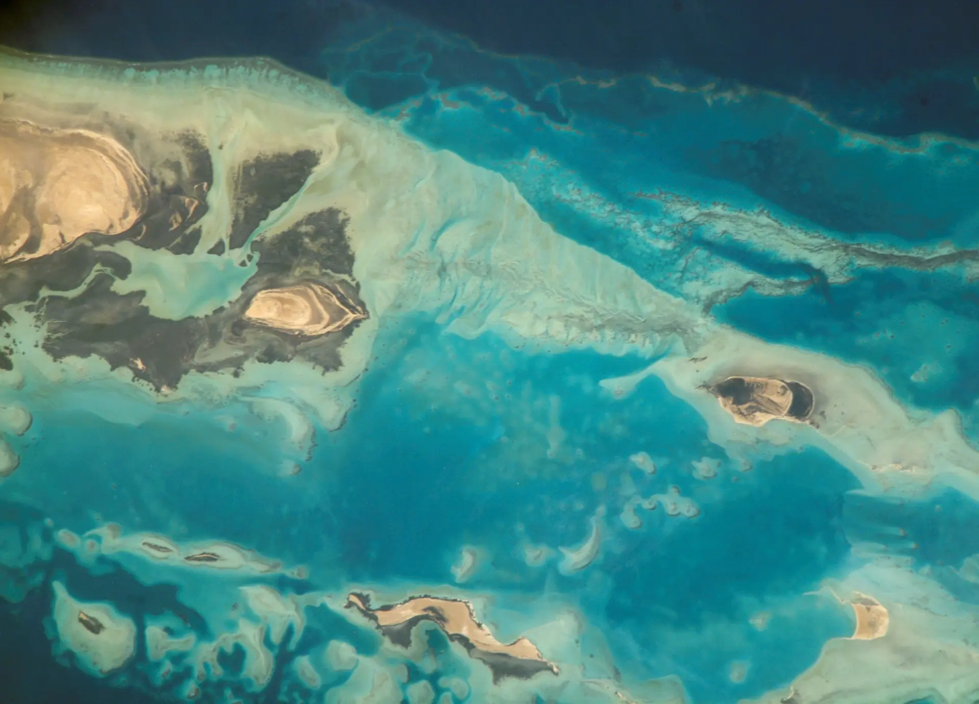 Планета, несущая жизнь сквозь космическую бездну в объективах космонавтов и астронавтов...