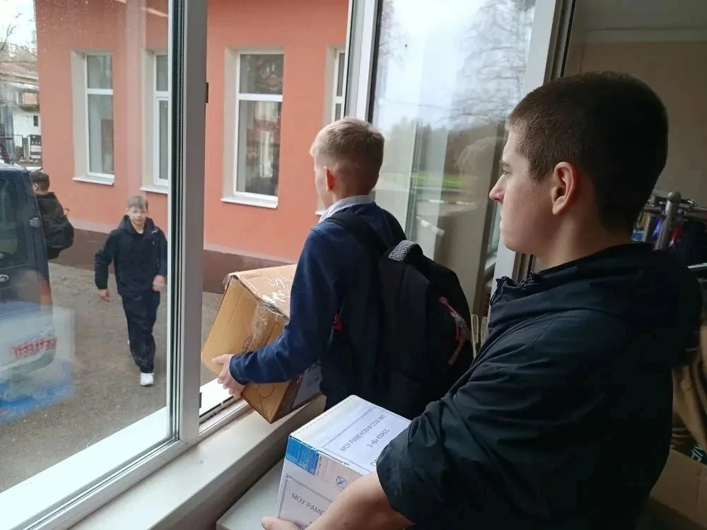 «Своих не бросаем»: школьники собрали 40 коробок с гуманитарной помощью для наших воинов СВО       В