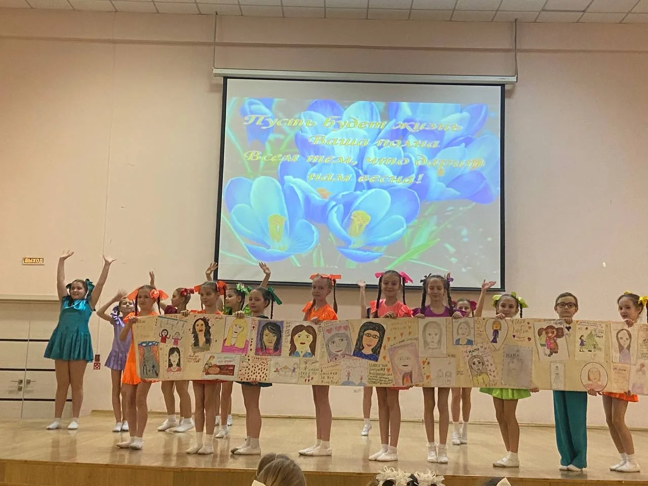 🌸Весна, цветы и море улыбок!🌸  🌷6 марта в стенах нашей школы было по-настоящему тепло и солнечно! ☀️