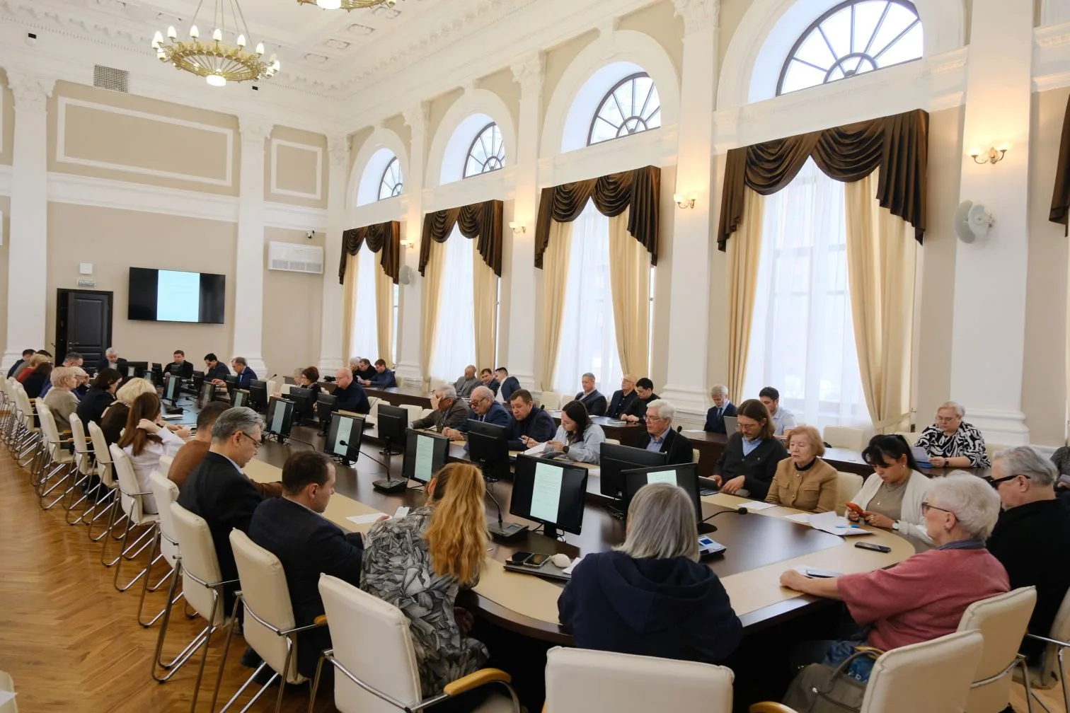 Дорогие друзья, добрый вечер.  Сегодня в нашем прекрасном зале заседаний состоялось ежемесячное засе