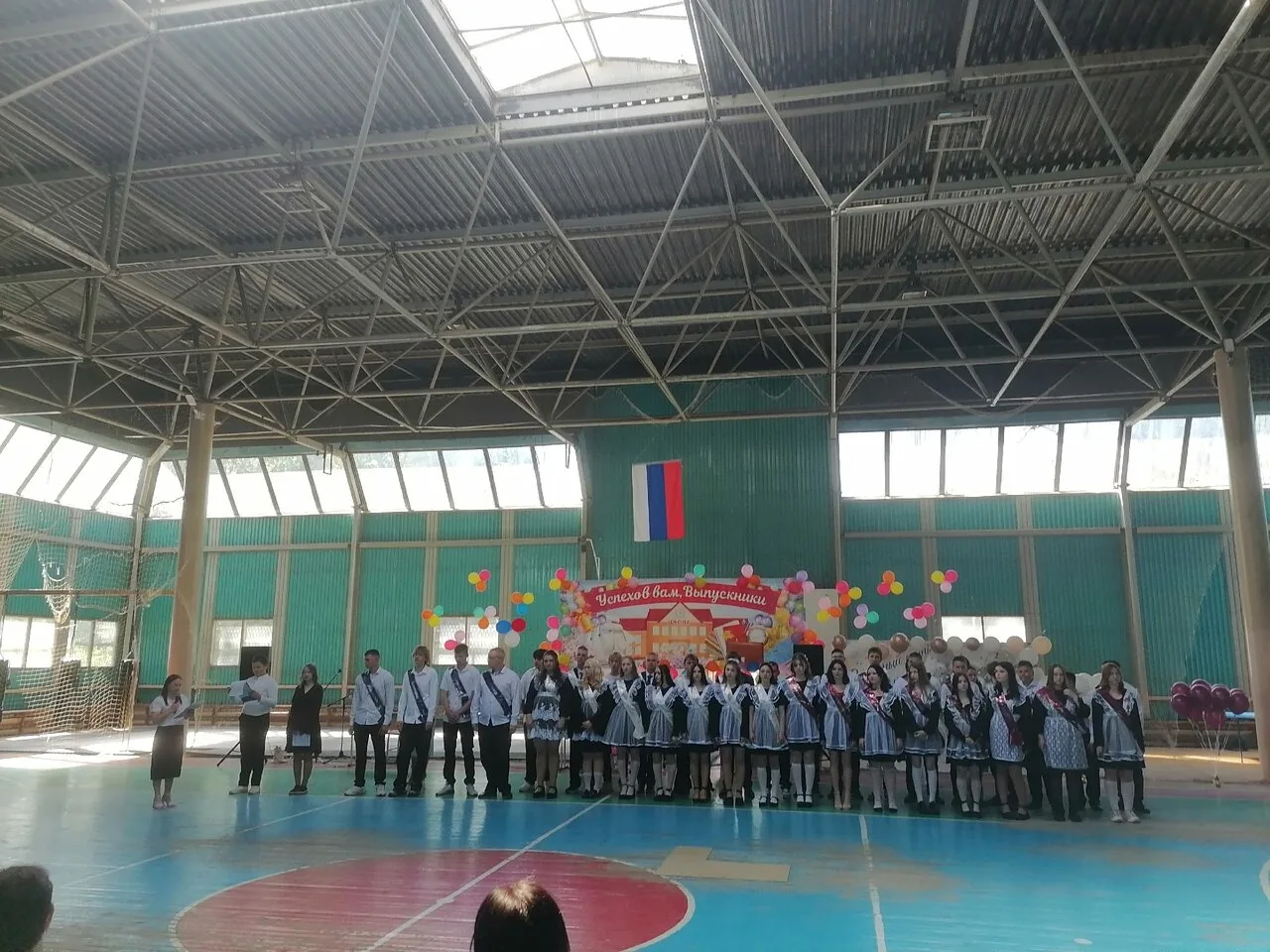 Звон колокольчика, школьный вальс, объятия друзей и слёзы на глазах учителей — в школах прошёл после