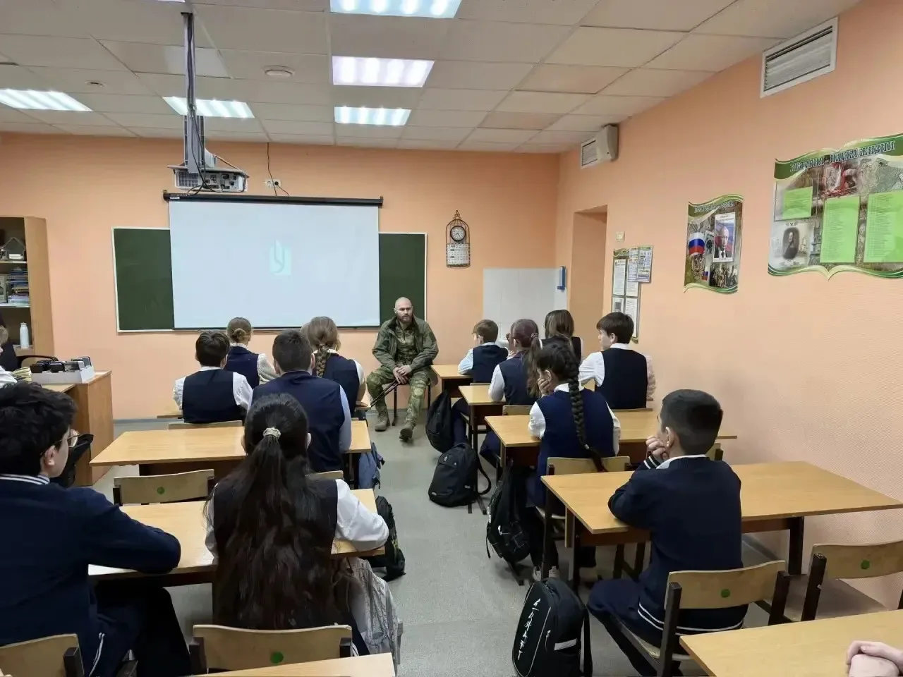 Новая учебная неделя началась с традиционной линейки, прослушивания и исполнения государственного ги
