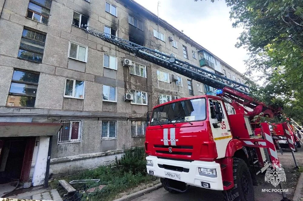 🔻В Енакиево огнеборцы спасли двух человек из горящей квартиры