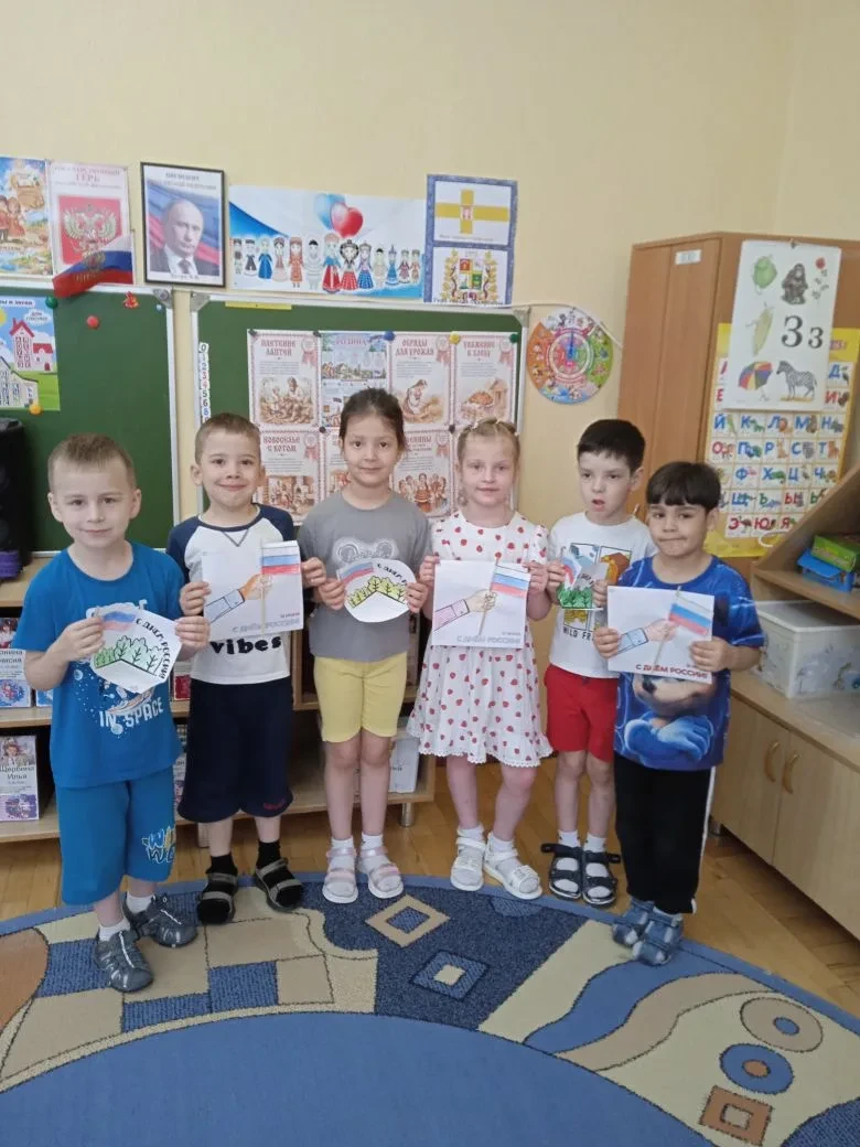 Старшая группа "Теремок". Беседа о традициях русского народа, поделки и раскрашивание к...