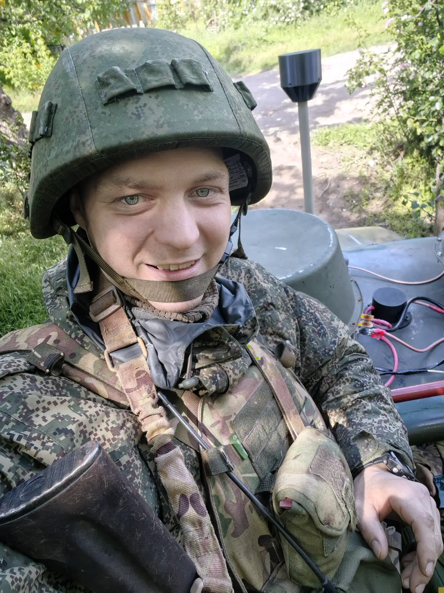 За всей этой амуницией — обычный молодой парень, у которого где-то дома ждут родные 🤝