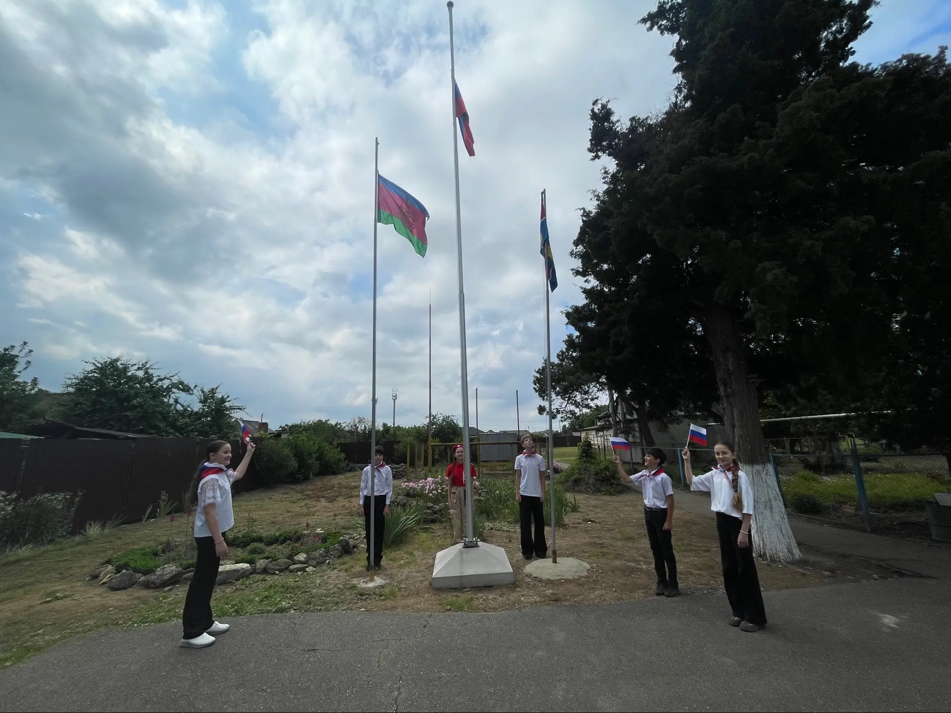 🇷🇺 С Днём России! 🇷🇺

Сегодня, 12 июня, утро в МБОУ СОШ №30 началось с особой, торжественной и в