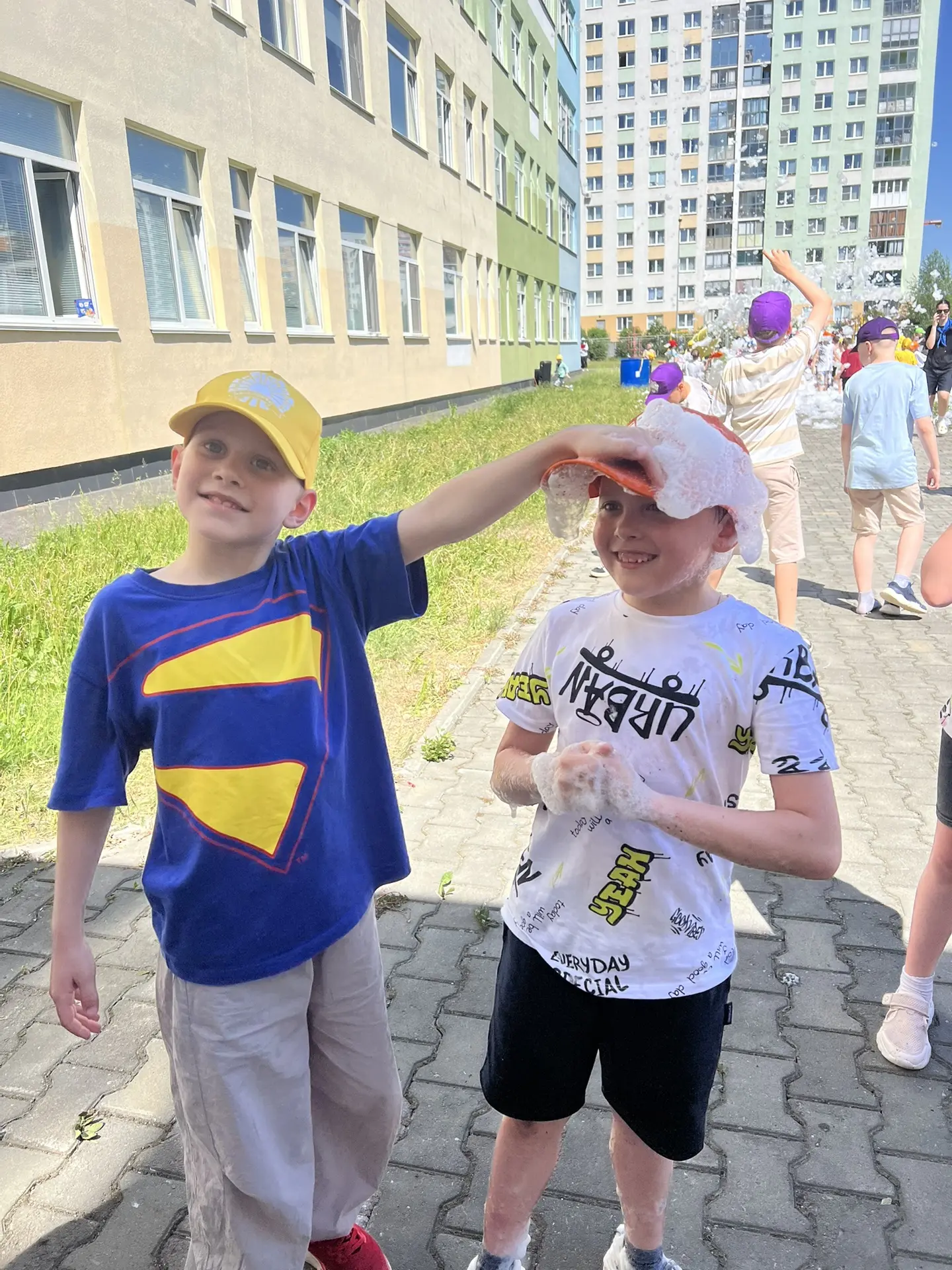 «Ура, каникулы!»: Яркое открытие новой смены в школьном лагере