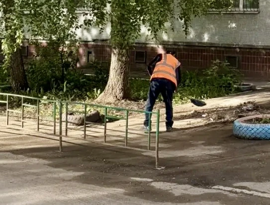 🧹Утренняя уборка придомовой территории по адресам: