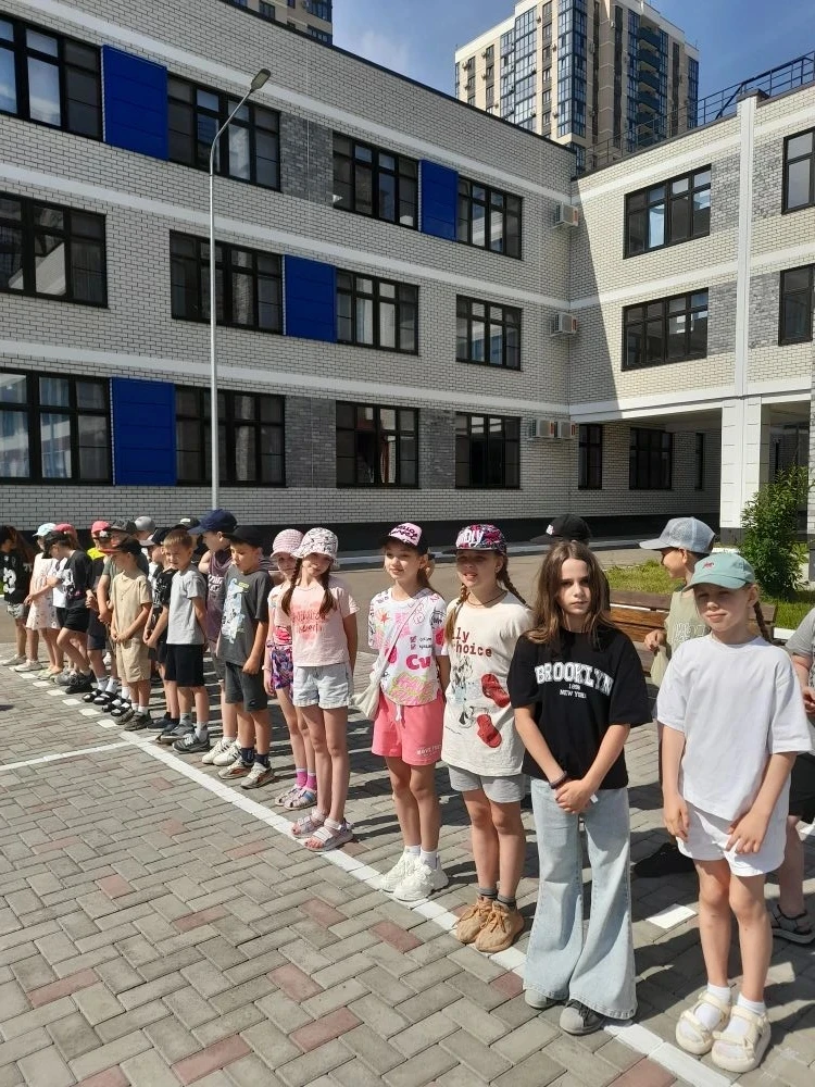 🎉 Первый день в нашем пришкольном лагере  "Планета Детства"— сказка началась!

Сегодня утром школьн