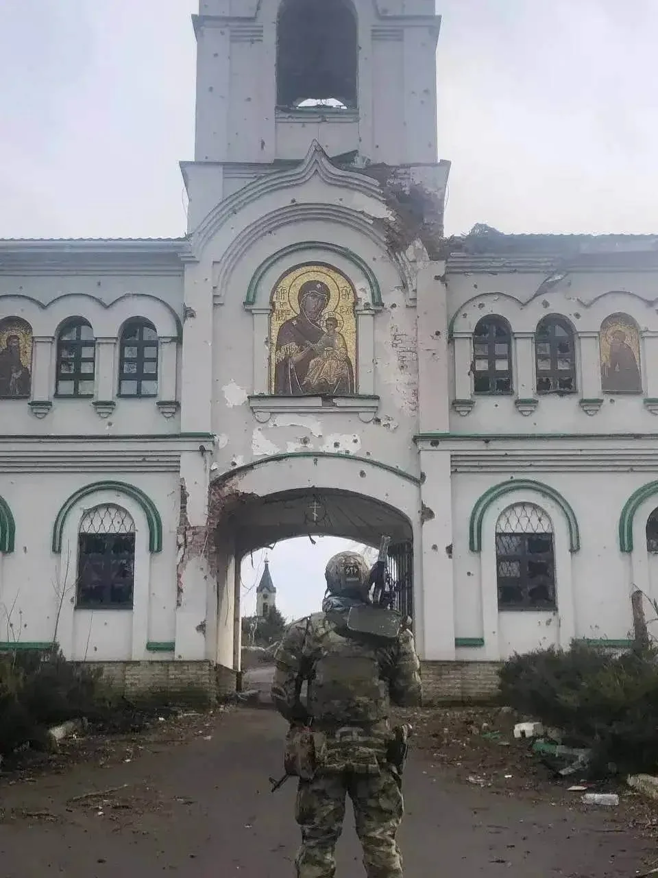 Даже среди разрушений люди продолжают верить, жить и идти вперёд