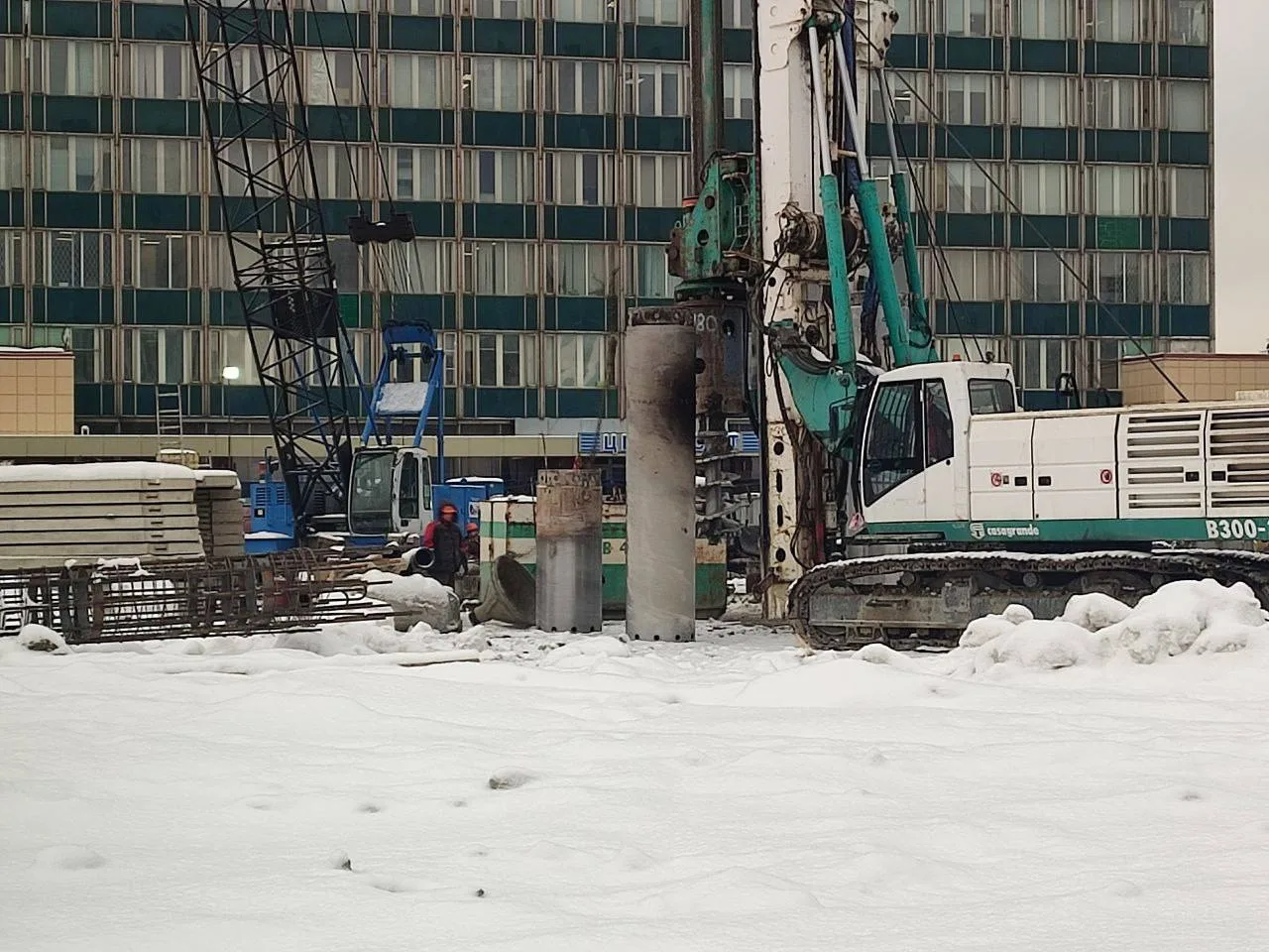 👷🏻‍♂️ На строительной площадке будущего вестибюля станции «Броневая» продолжаются работы по сооружен
