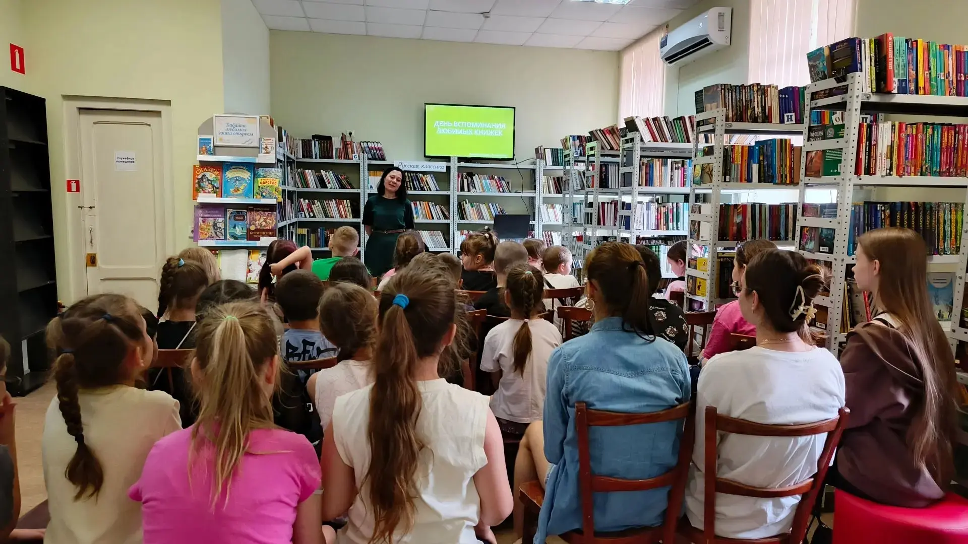 "Клуб веселых человечков"  стали участниками Литературного часа «Встреча с любимыми книгами» ко Дню 