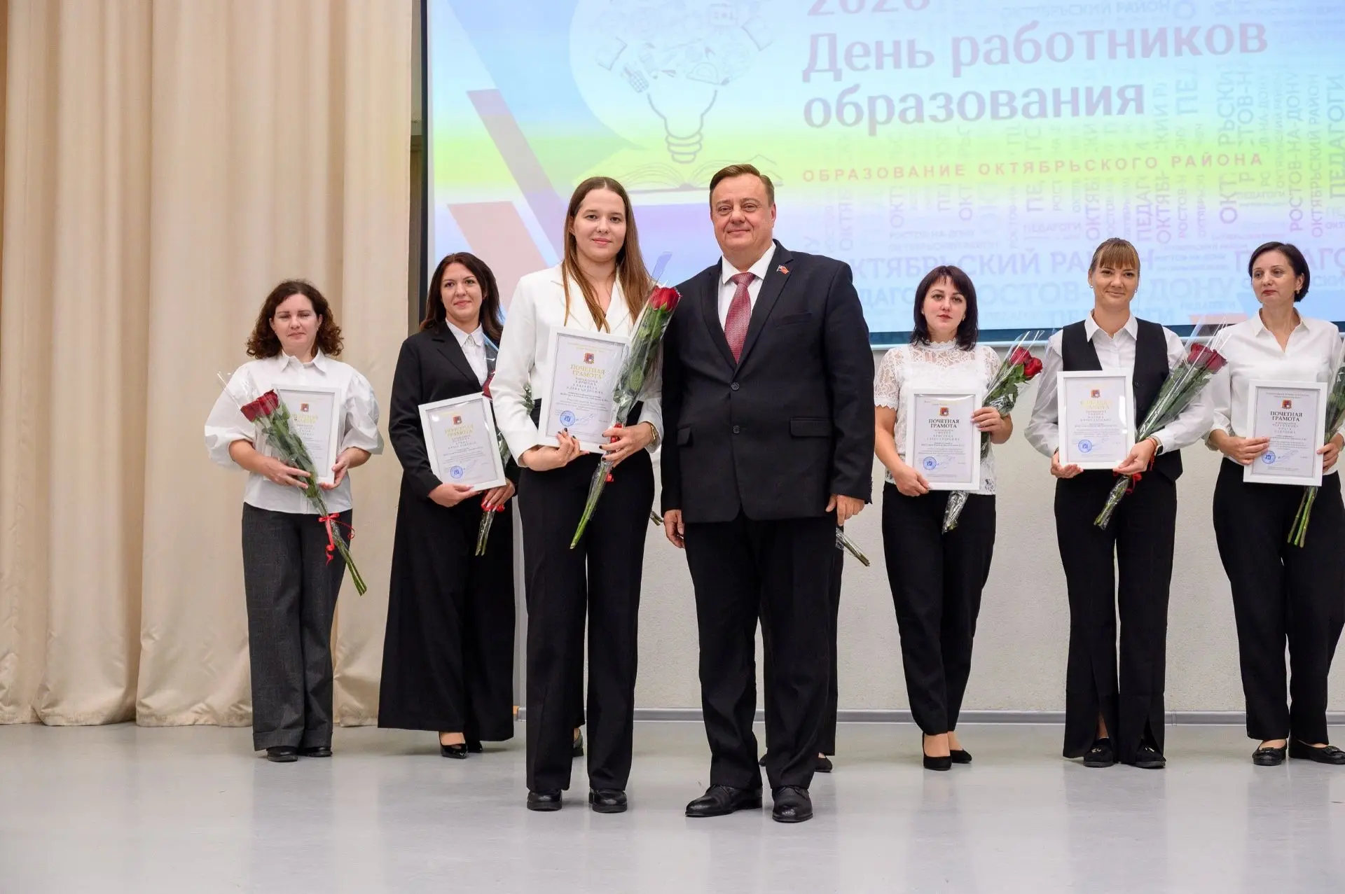 День учителя: депутаты поздравили преподавателей с профессиональным праздником
