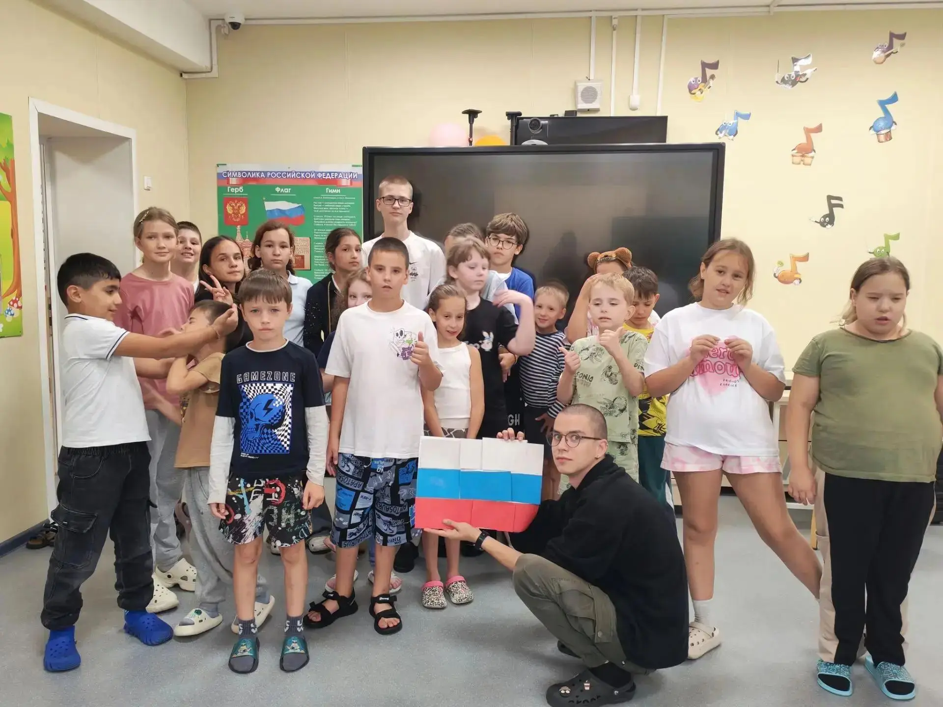 🇷🇺Под флагом России: как в летнем оздоровительном лагере "Олеся" отметили День Госуда...