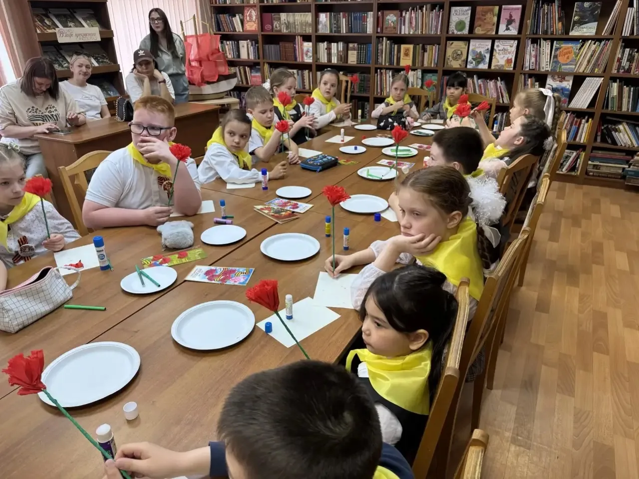 🎗️Ученики 2 «Б» класса вместе с классным руководителем Ую‑Тин‑Фан К. Е. и родителями провели памятны