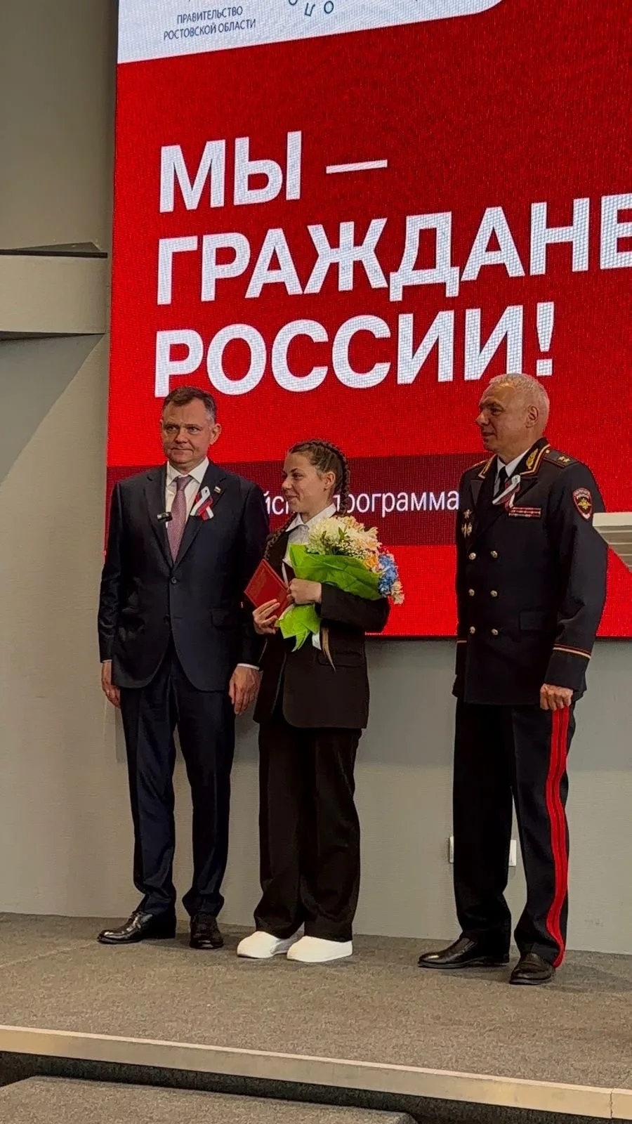 Губернатор Ростовской области вручил паспорта юным дончанам, включая активистку из Азовского района
