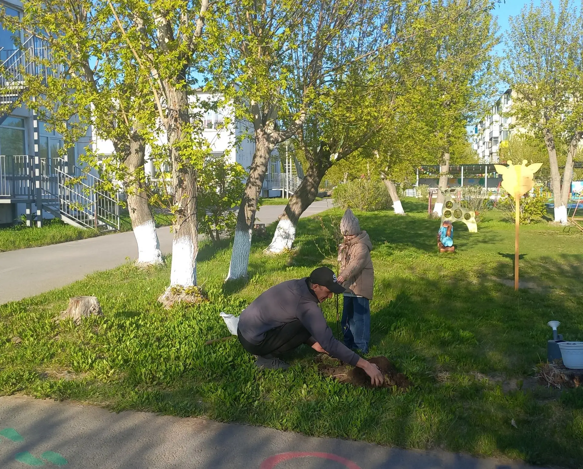 На «Аллее выпускников» появилась новая вишня!

В нашем детском саду продолжается замечательная тради