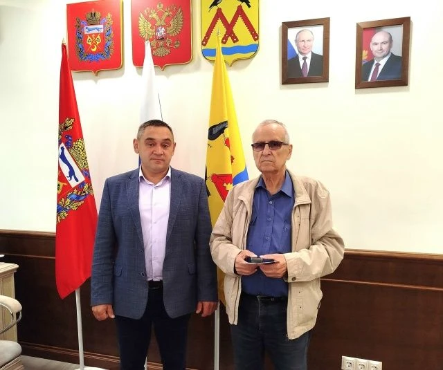 Глава района — секретарь местного отделения партии «Единая Россия» Ильнур Мусифуллин вр...