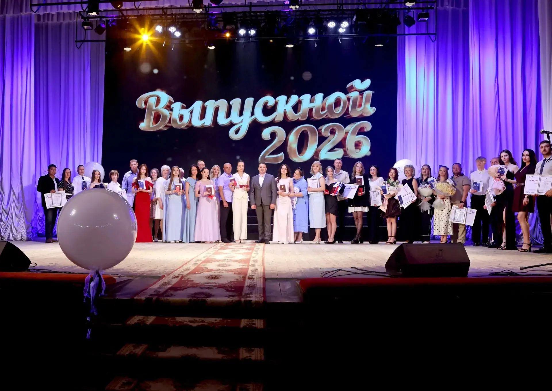 🎉 «Последний звонок» отзвучал, а теперь — аттестаты в руках! 🎉 

Вчера в концертном зале БГИИК про