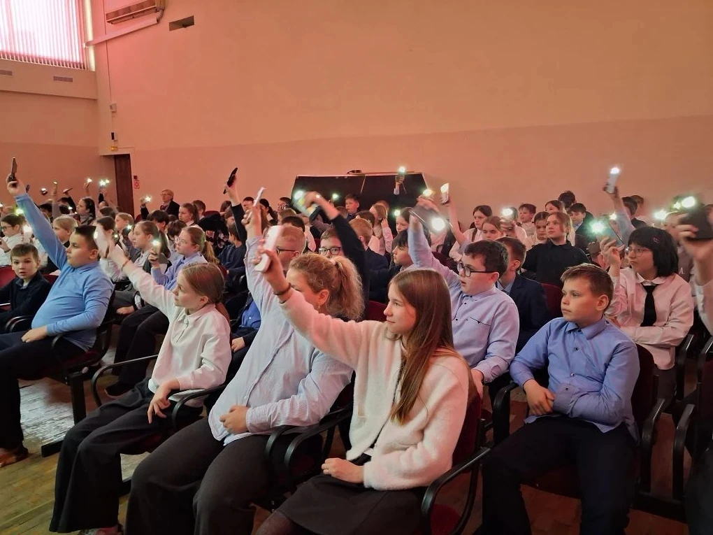 🎤 Сегодня в нашей гимназии состоялся концерт патриотической песни «Ни шагу назад»! В зале царила осо