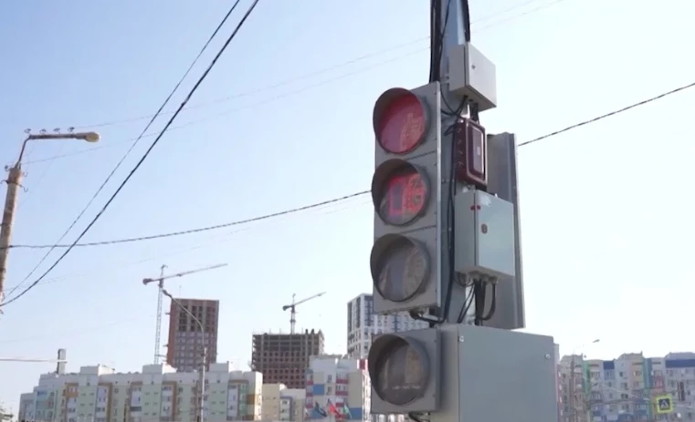 🚦До 30 сентября на улице Боевой поменяют старые светофоры: за 38 млн рублей подрядчик ...