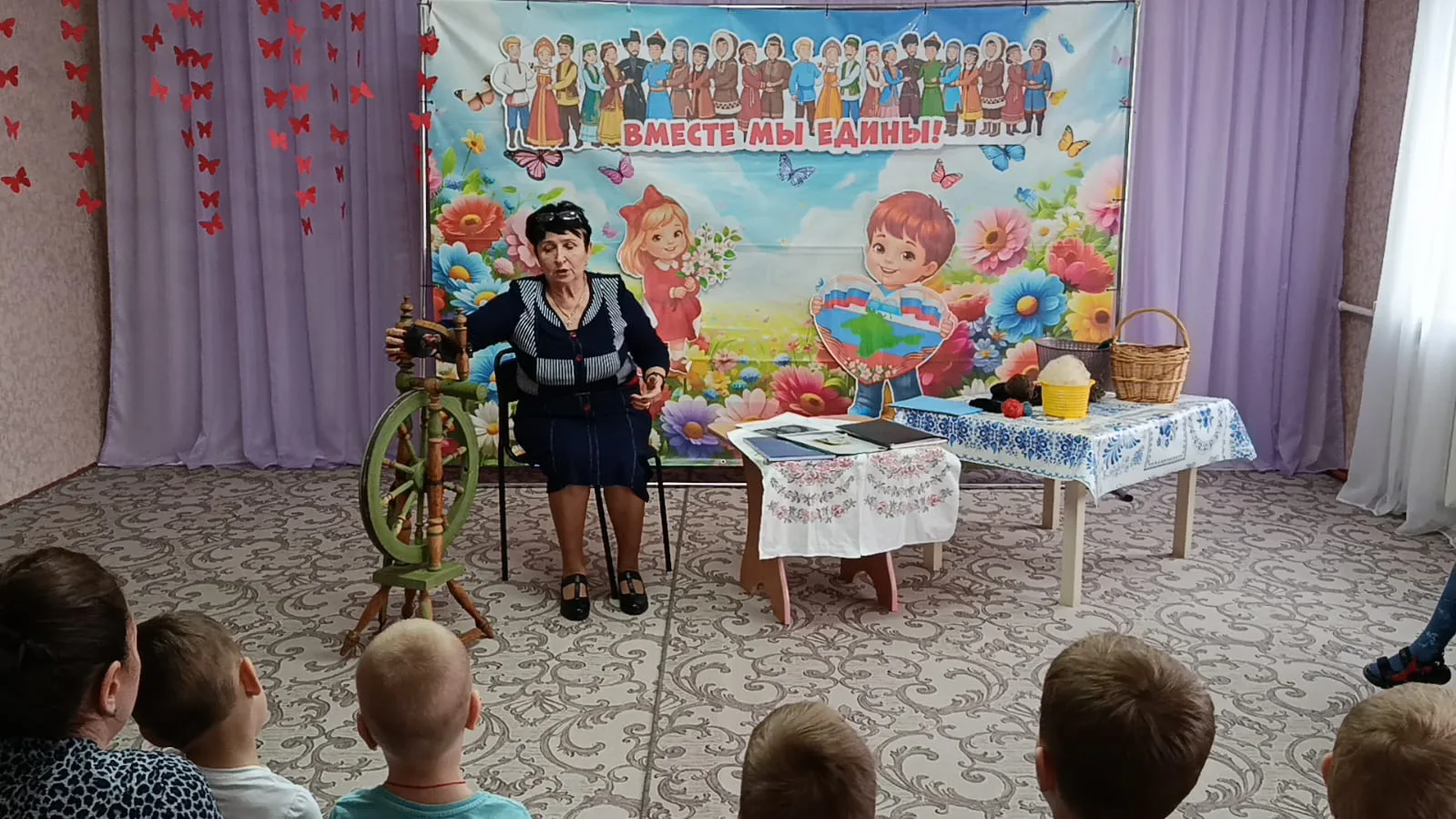 "Прялка- предмет старинного быта"
В качестве приглашенного гостя, в детский сад пришла ветеран педаг