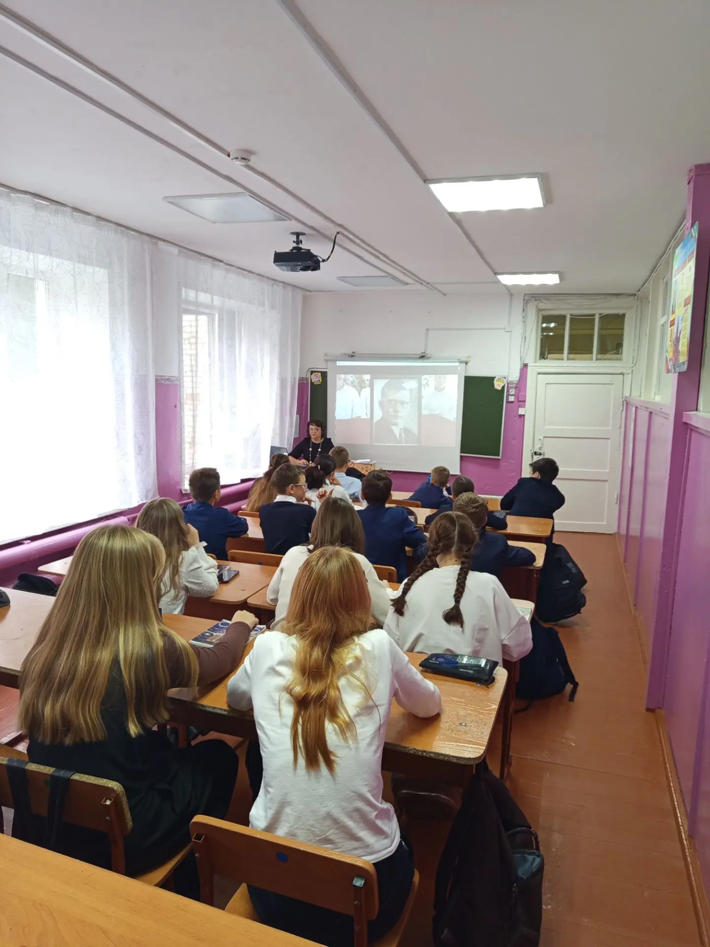 🎼 Сегодня, в Международный день музыки, школьные коридоры звучат по-особенному! У нас ...