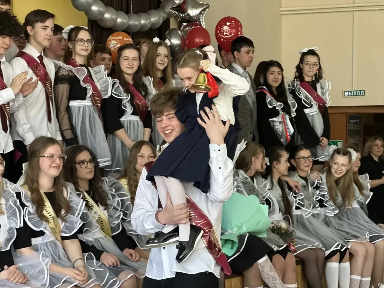 Сегодня в нашей школе прозвенели последние звонки для учеников 9 и 11 классов 🔔✨