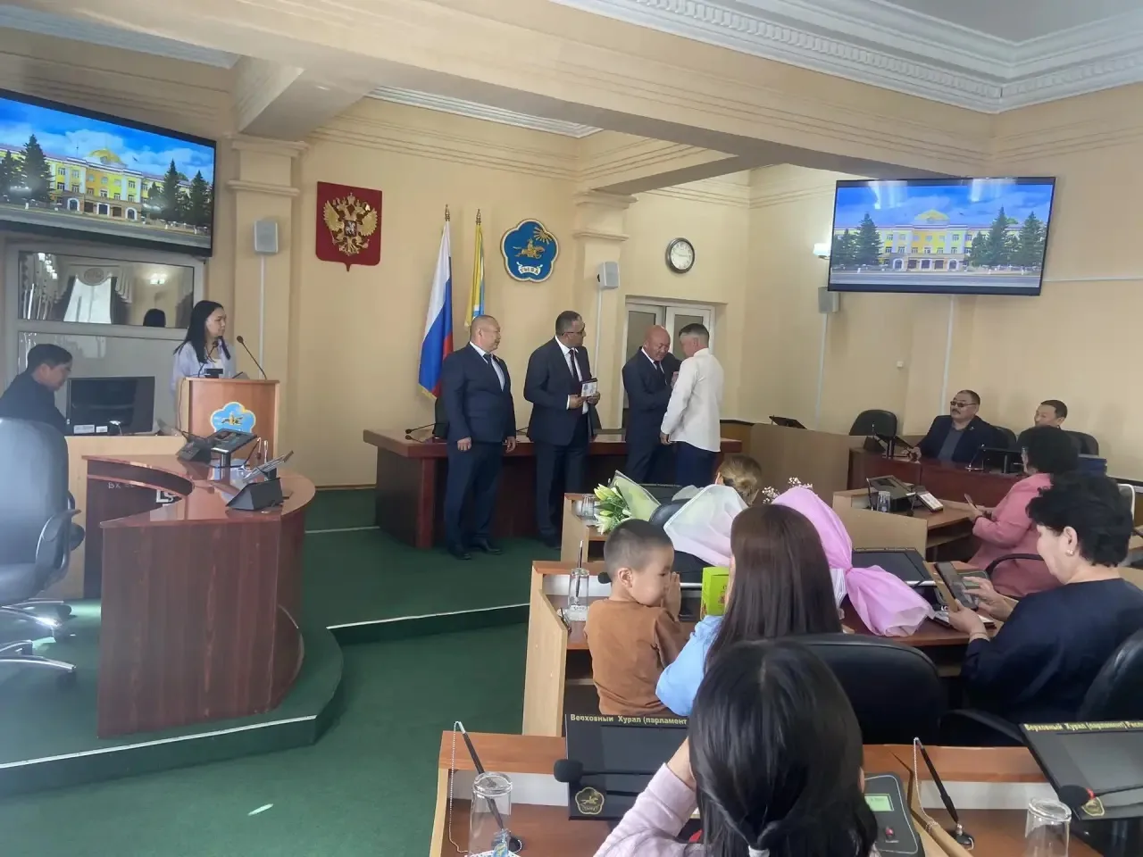 3 июня в Верховном Хурале Республики Тыва прошла торжественная церемония чествования те...