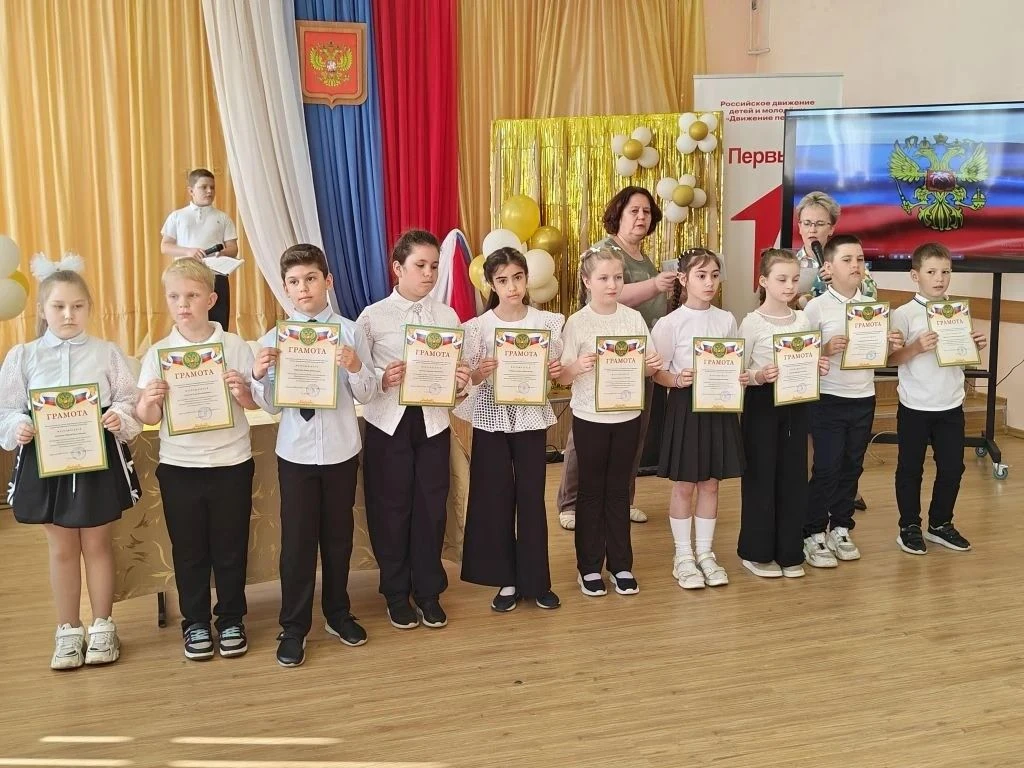Яркий финал учебного года!25 мая в нашей школе прошла торжественная линейка, посвящённа...