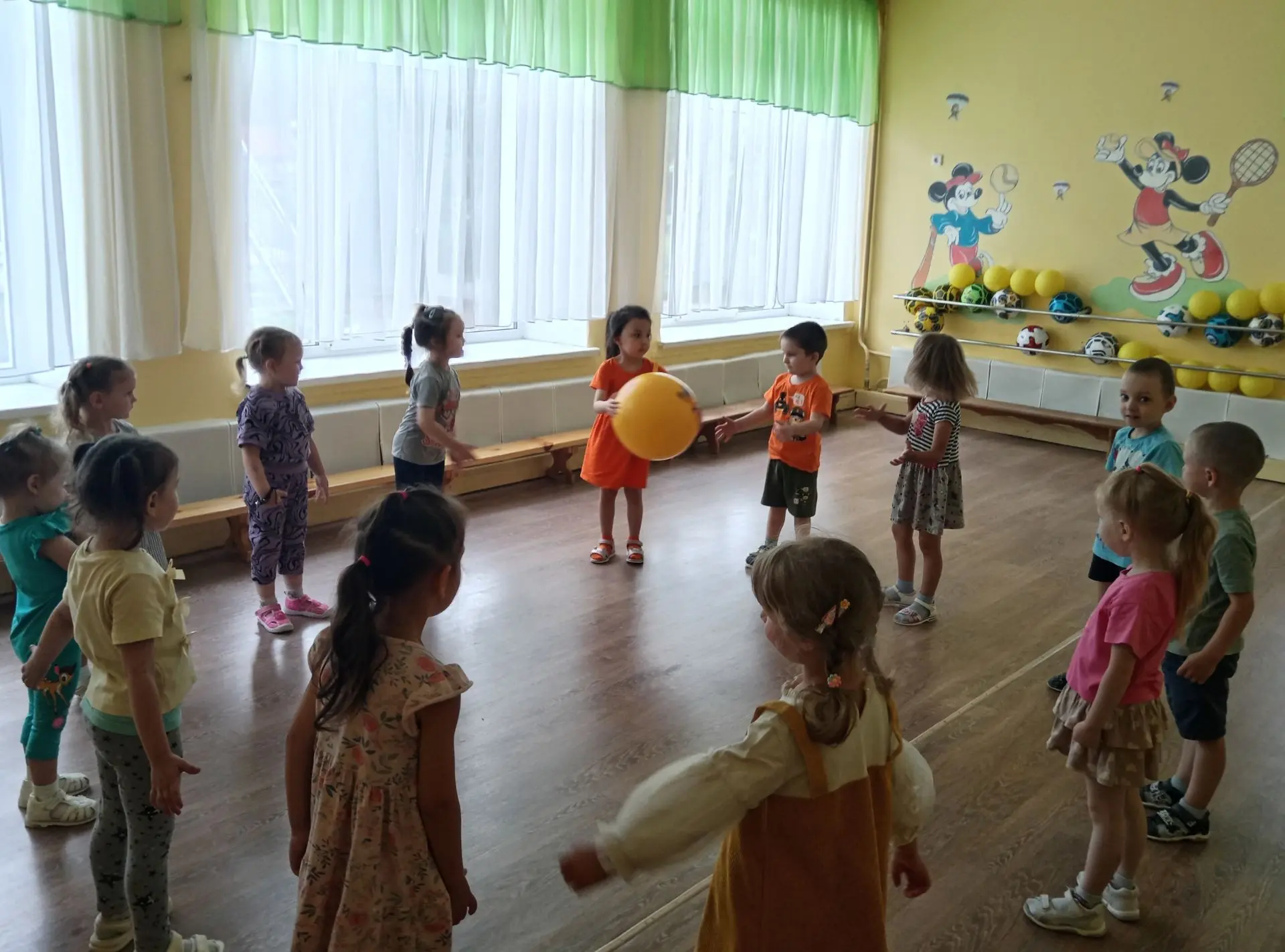В наших средних группах прошёл замечательный, динамичный и весёлый праздник! Дети участвовали в увле